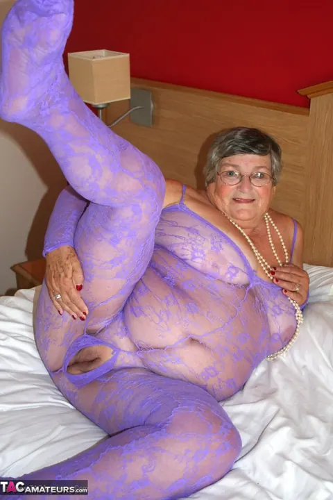 British BBW Fingers Herself in Lingerie on the Bed – photo 7 of 20