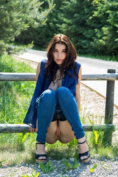 Evita Lima: Thick Ukrainian Brunette Strips Out of Her Jeans and Heels – photo 5 of 20