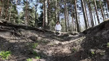 Katy Dee – Busty European Brunette in Jeans Spreads and Pees in Woods
