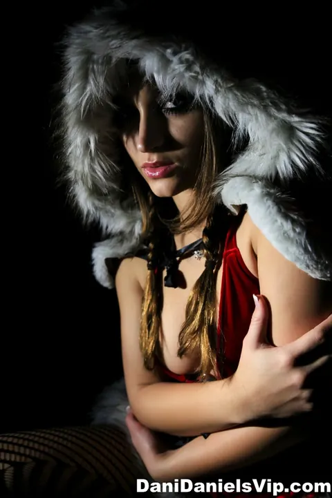 Dani Daniels: Brunette MILF Teases Cleavage in Festive Christmas Costume – photo 13 of 15