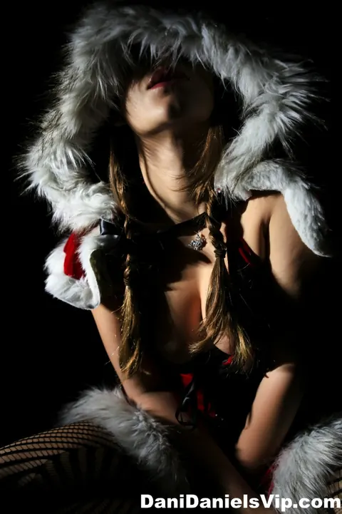 Dani Daniels: Brunette MILF Teases Cleavage in Festive Christmas Costume – photo 11 of 15