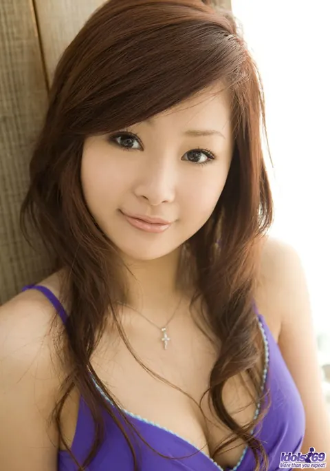 Suzuka Ishikawa: Busty Japanese Brunette Pulls Panties Aside to Spread Her Hairy Bush – photo 9 of 16