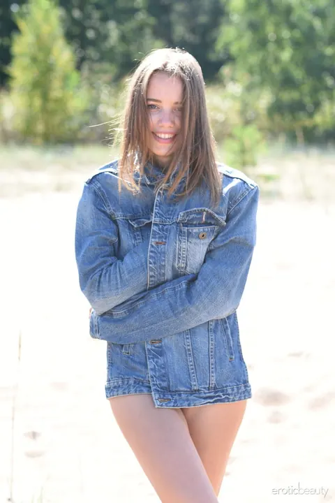 Maxa Saloma: Tall Brunette with Big Natural Tits Strips Out of Her Shorts – photo 15 of 16