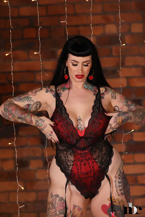 Cherry Pie: Tattooed BBW Undresses and Flaunts Her Big Tits – photo 9 of 21