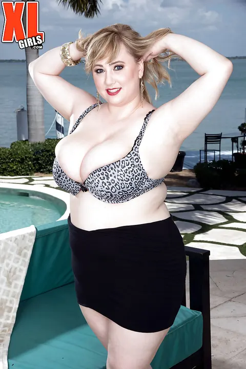 Laddie Lynn: BBW Blonde Strips Out of Her Skirt and Panties Outdoors – photo 2 of 16
