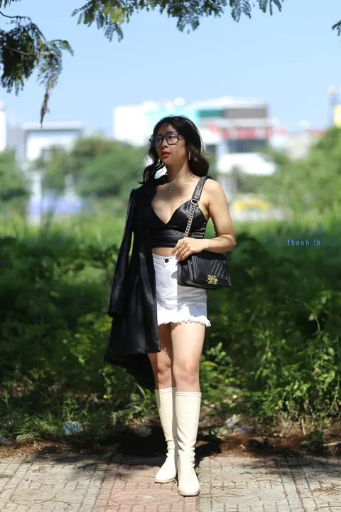 Asian Woman Poses Nude Outdoors – photo 19 of 21