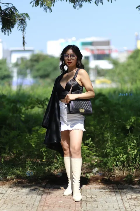 Asian Woman Poses Nude Outdoors – photo 18 of 21
