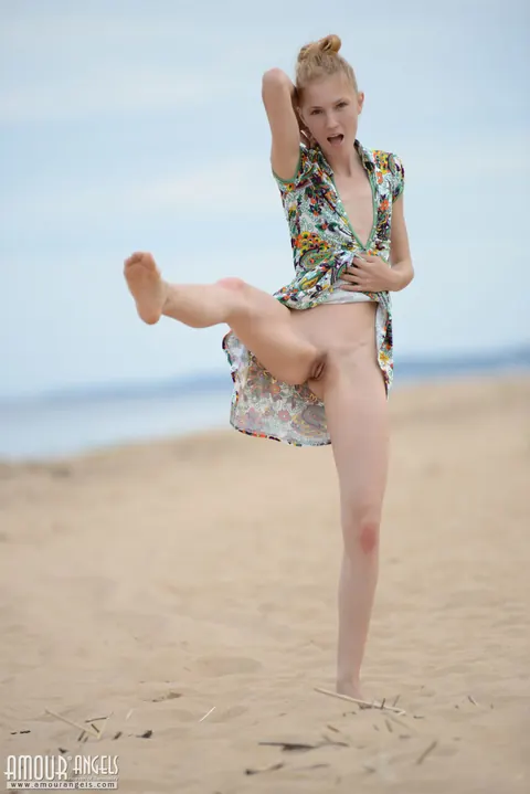 Mia Reese: Tall Brunette Stands Nude and Spreads Her Shaved Pussy on the Beach – photo 8 of 20