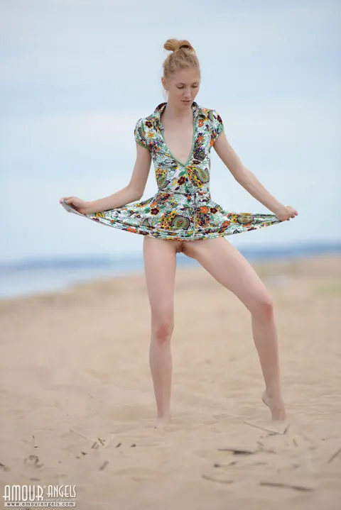 Mia Reese: Tall Brunette Stands Nude and Spreads Her Shaved Pussy on the Beach – photo 5 of 20