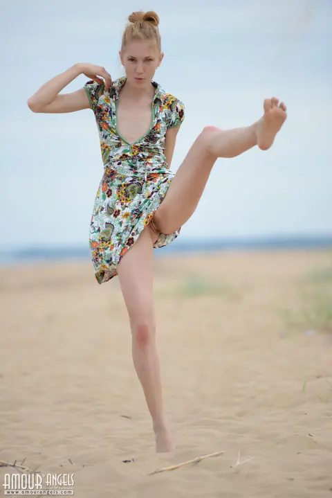 Mia Reese: Tall Brunette Stands Nude and Spreads Her Shaved Pussy on the Beach – photo 10 of 20