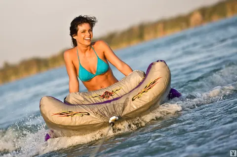 Laura Croft: Curvy Brunette MILF Spreads Her Pussy on a Boat in a Bikini – photo 1 of 16