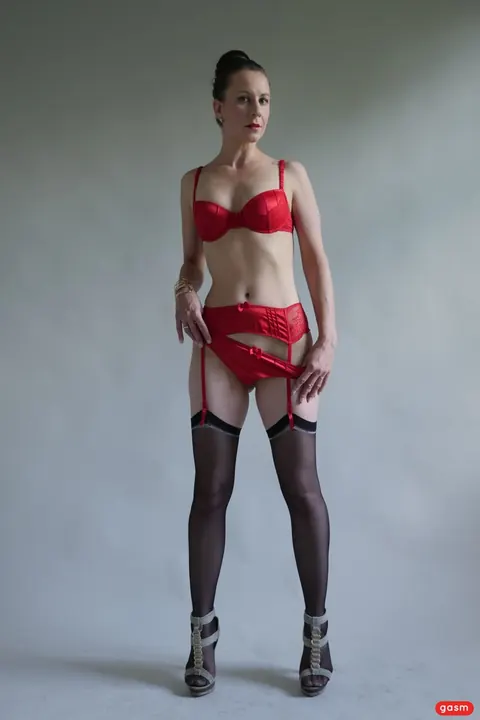 VALERIA JONES: German Brunette Spreads in Red Lingerie and Heels – photo 14 of 15
