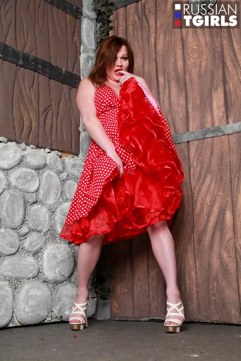 Curvy Russian Trans Woman Strips Out of Her Dress – photo 5 of 16