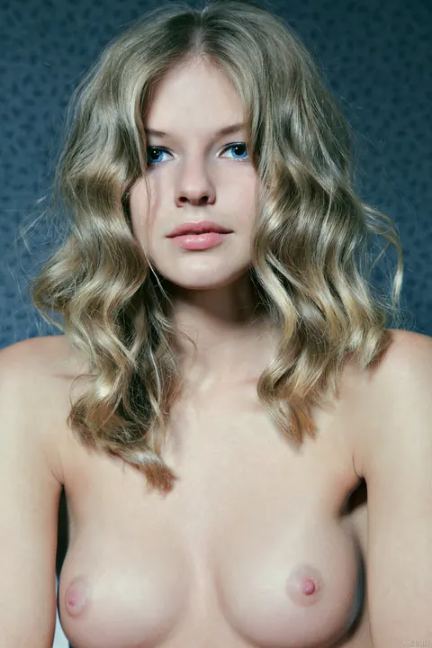 Curly Blonde Undresses and Shows Her Shaved Pussy – photo 14 of 21