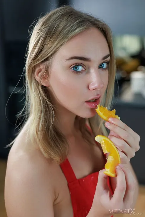 Oxana Chic: Blonde Spreads Her Pink Pussy After Stripping Nude – photo 1 of 15
