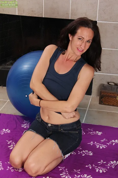 Genevieve Crest: Mature Brunette with Big Natural Tits Spreads in the Gym – photo 3 of 16