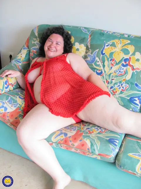 PAWG Toys Her Shaved Pussy on the Sofa in Heels – photo 4 of 20