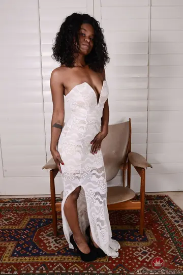 Kahlista Stonem – Petite Ebony Babe Spreads Her Hairy Pussy