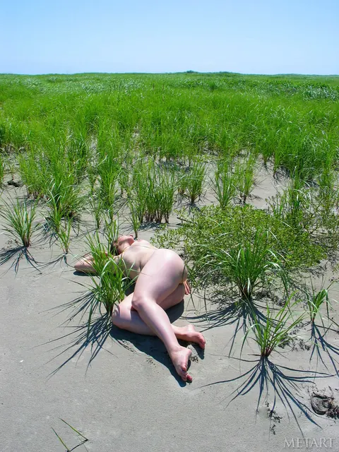 Two Women Kiss Naked on the Beach – photo 15 of 21