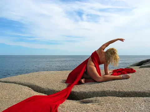Two Women Kiss Naked on the Beach – photo 19 of 21