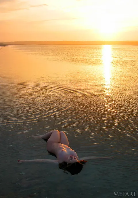 Two Women Kiss Naked on the Beach – photo 9 of 21