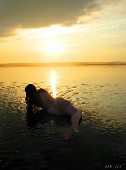Two Women Kiss Naked on the Beach – photo 4 of 21
