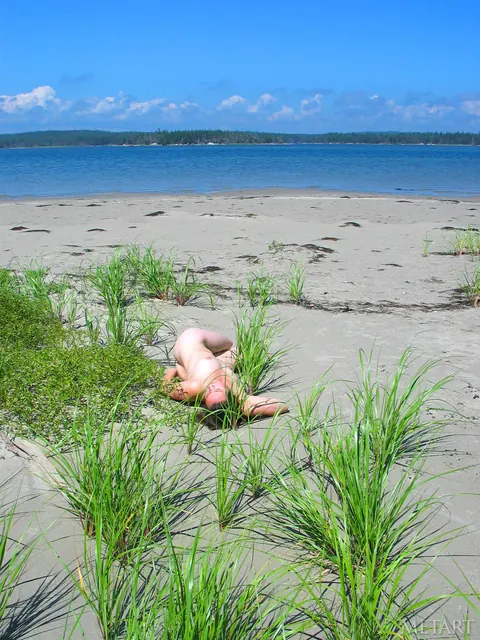 Two Women Kiss Naked on the Beach – photo 14 of 21