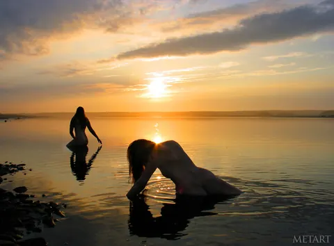 Two Women Kiss Naked on the Beach – photo 6 of 21