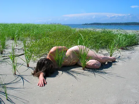 Two Women Kiss Naked on the Beach – photo 13 of 21