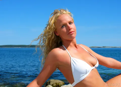 Two Women Kiss Naked on the Beach – photo 17 of 21