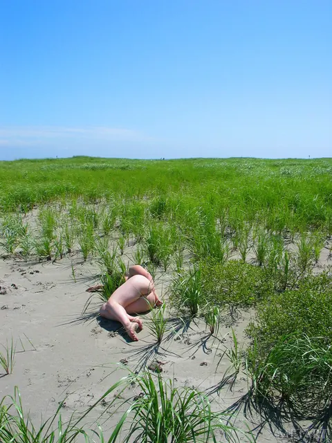 Two Women Kiss Naked on the Beach – photo 12 of 21