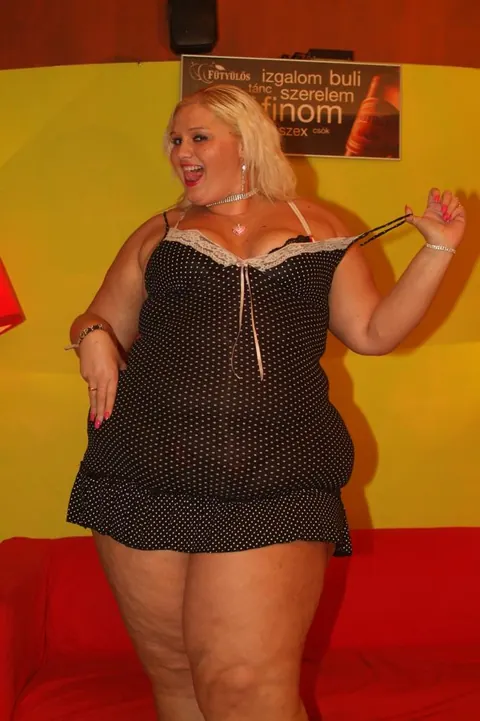 Blonde BBW Strips Naked and Displays Her Big Tits and Round Ass – photo 2 of 18
