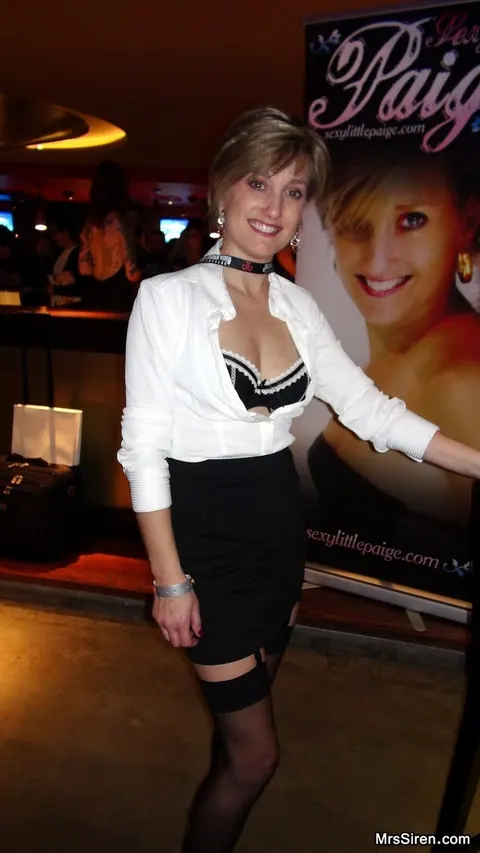Dee Siren: Mature Blonde with Big Enhanced Tits and Tattoos Poses in Her Outfit – photo 4 of 20