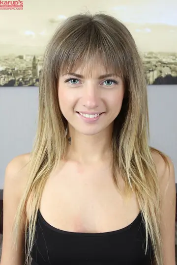 Olivia Bloom – Brunette Amateur Undresses and Spreads Her Pussy