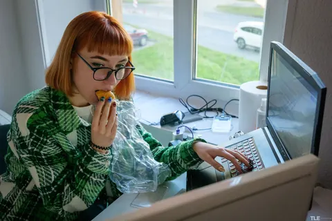 Lilly Mays: Tall Redhead Undresses and Kisses for Lesbian Session – photo 1 of 21