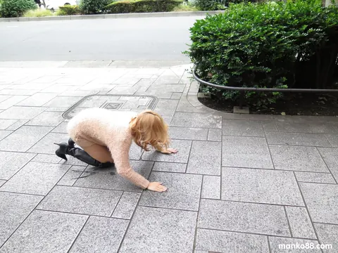 Japanese Blonde Strips Nude and Poses for the Camera – photo 8 of 21
