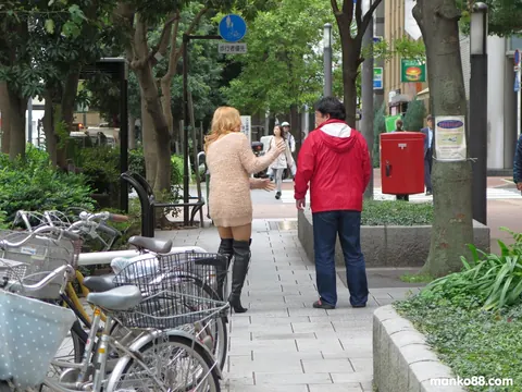 Japanese Blonde Strips Nude and Poses for the Camera – photo 3 of 21