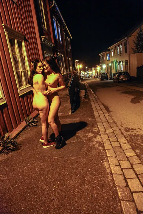 Faye Taylor: British Lesbians Finger and Lick Each Other Nude in Public – photo 16 of 21