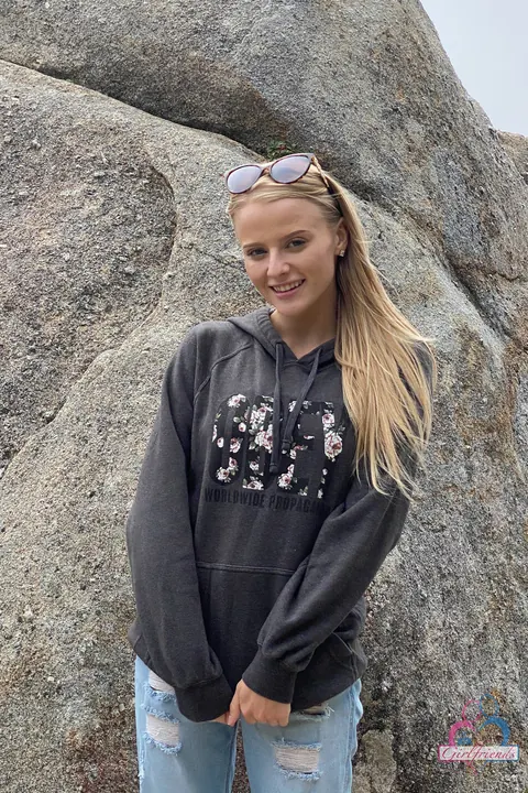 Paris White: Petite Blonde Pulls Jeans Aside and Spreads Her Shaved Pussy on the Beach – photo 18 of 21