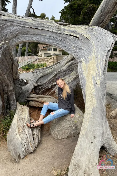 Paris White: Petite Blonde Pulls Jeans Aside and Spreads Her Shaved Pussy on the Beach – photo 19 of 21