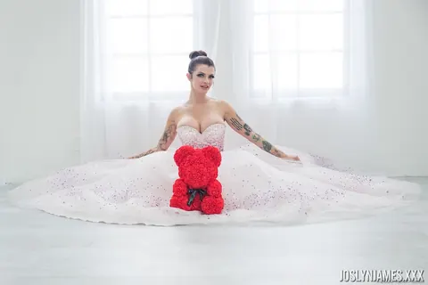 Joslyn James: Busty MILF Bride Pulls Down Her Wedding Dress to Show Her Cleavage – photo 17 of 21