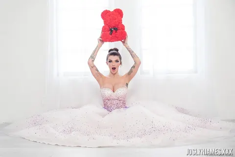 Joslyn James: Busty MILF Bride Pulls Down Her Wedding Dress to Show Her Cleavage – photo 20 of 21