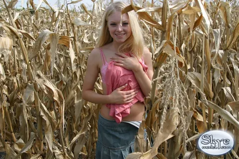 Skye Model: Blonde Amateur Flashes Her Ass Outdoors and Spreads Her Cheeks – photo 10 of 12