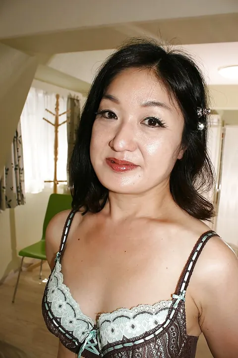 Chiyo Yamabe: Mature Asian MILF Keeps Pantyhose On and Spreads Her Legs – photo 10 of 16