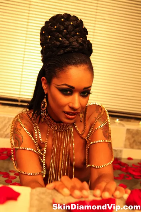 Skin Diamond: Ebony MILF Displays Her Body in a Bathtub of Red Petals – photo 5 of 15