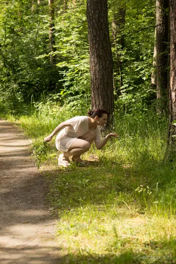 Lisa Musa – Slim Redhead Strips Out of Her Skirt and Spreads Outdoors