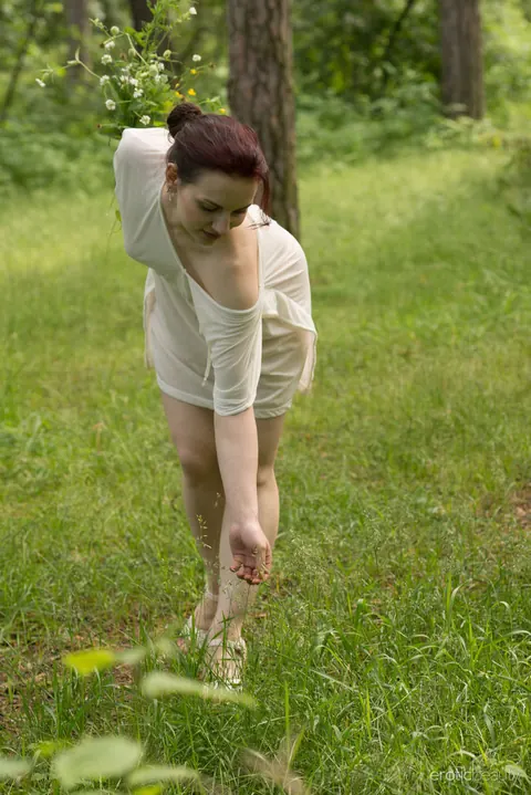 Lisa Musa: Slim Redhead Strips Out of Her Skirt and Spreads Outdoors – photo 4 of 16