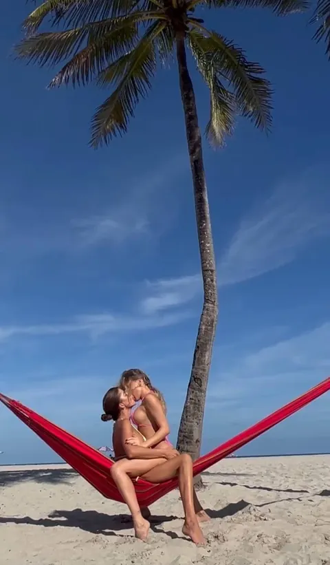 Busty Blonde and Brunette in Bikinis Kiss on the Beach – photo 10 of 13