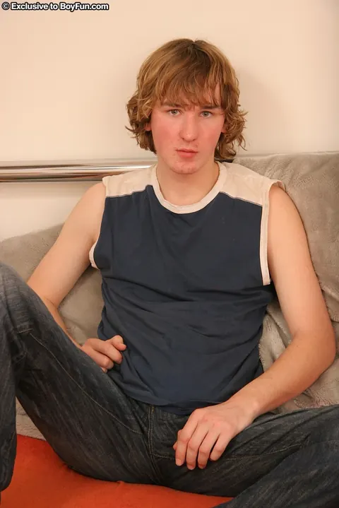 Man Strips and Shows His Body in a Photo Set – photo 1 of 21