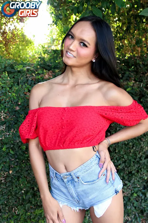 Trans Woman Soldier Strips Nude and Shows Off Her Body – photo 1 of 16